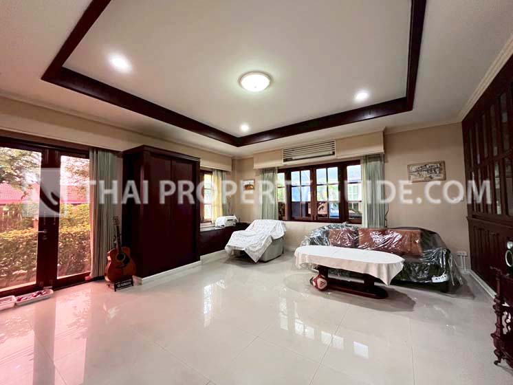 House with Shared Pool in Srinakarin 